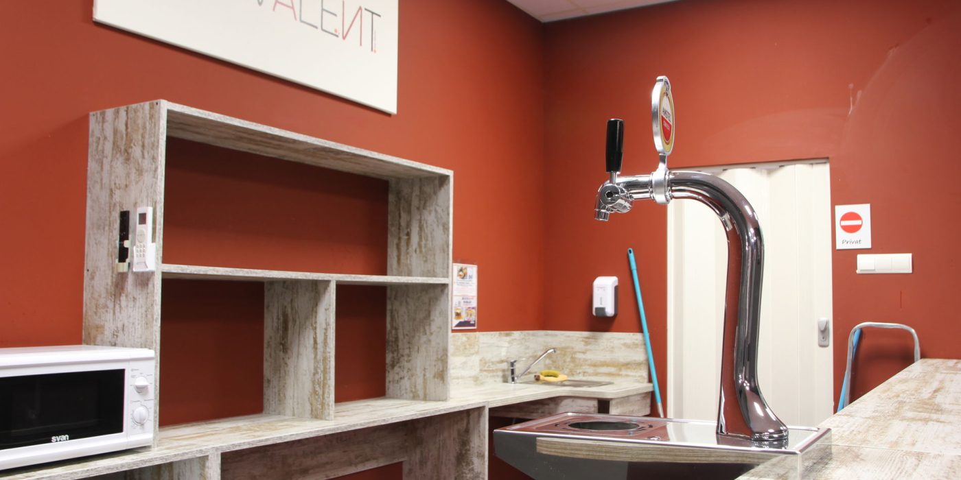Sala de alquiler con tirador cerveza terrassa