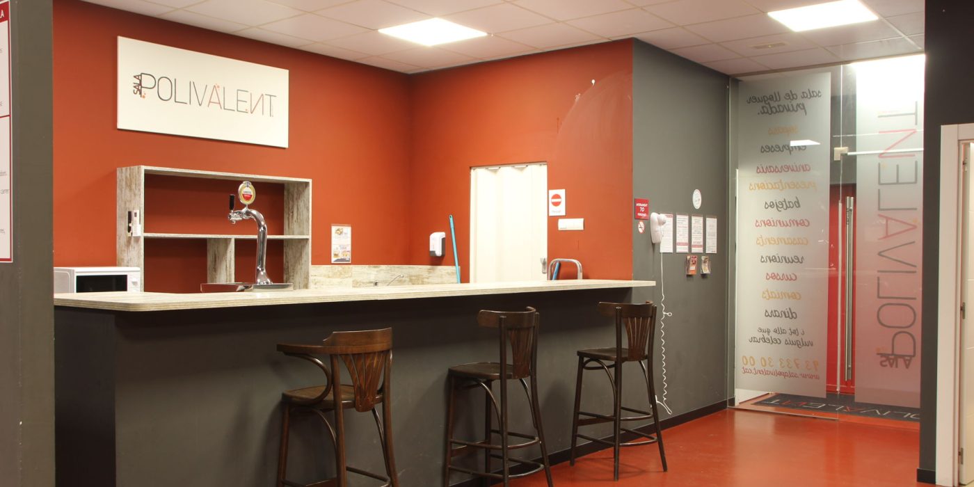 sala de fiestas con barra terrassa